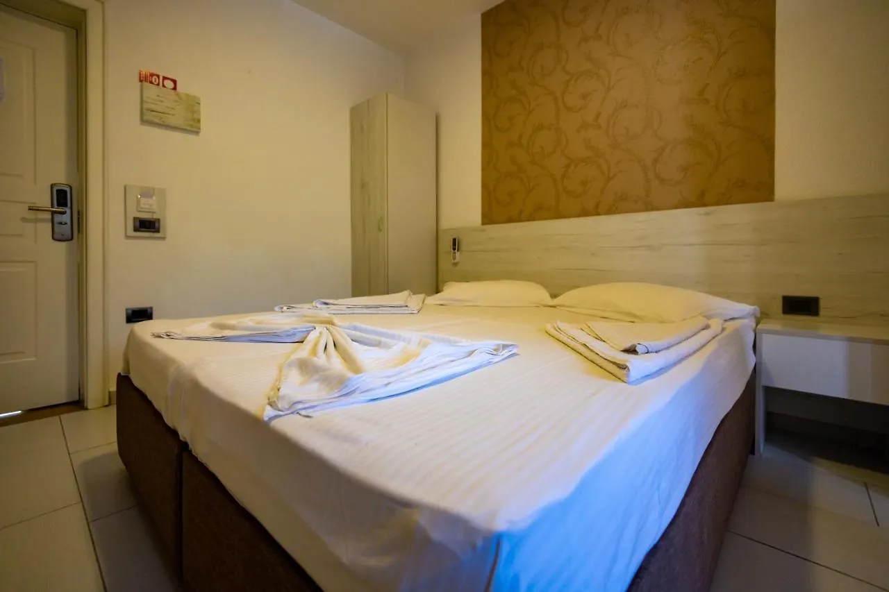 فندق Metropolis Palace دراس
