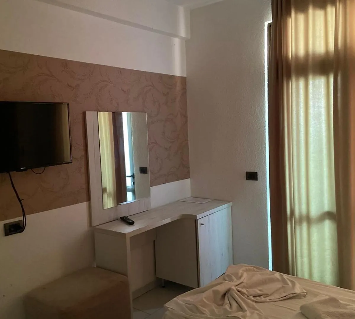 فندق Metropolis Palace دراس